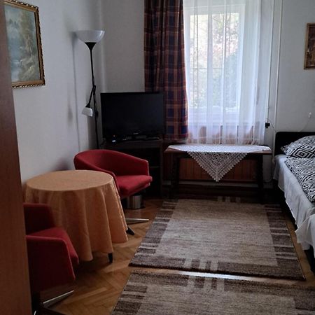 Villa Julia Budapest Luaran gambar
